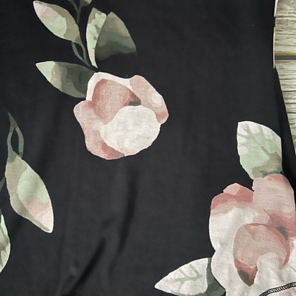 LularoeĀ TankĀ Topāā - Picture 2 of 5